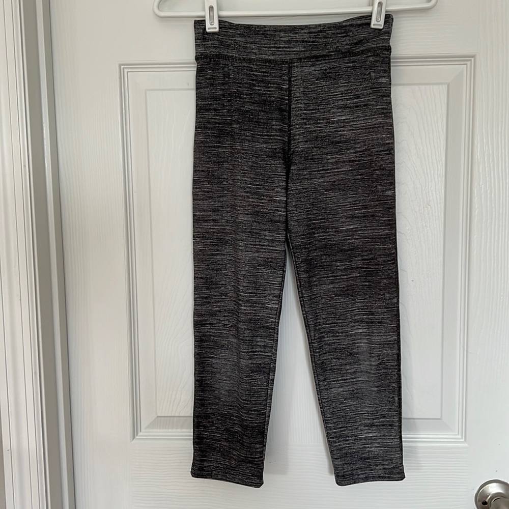 Gap-fit girls black,gray&white variegated capri leggings